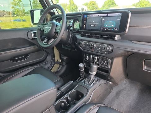 Used 2025 Jeep Gladiator Sport AWD/4WD image 16