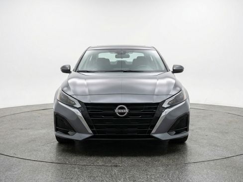 Used 2025 Nissan Altima 2.5 SV FWD image 2