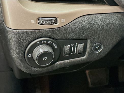 Used 2018 Jeep Cherokee Limited image 17