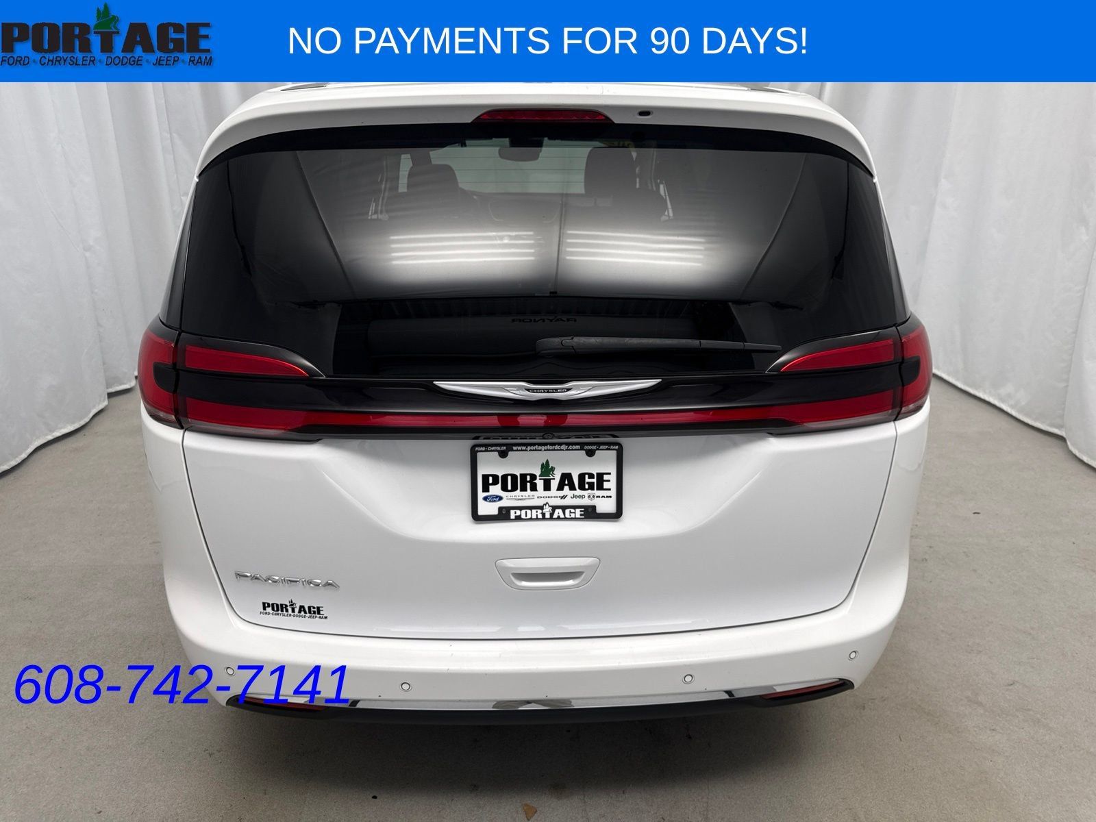 Used 2024 Chrysler Pacifica Touring-L FWD image 3