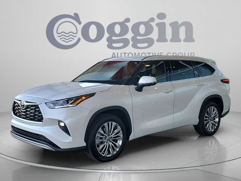 Used 2024 Toyota Highlander Platinum FWD image 1