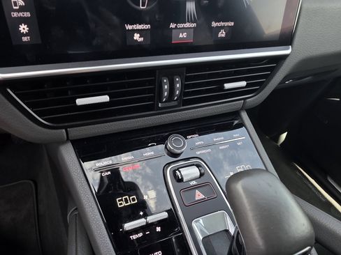 Used 2020 Porsche Cayenne AWD/4WD image 16