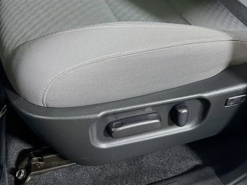 Certified 2022 Toyota Tacoma SR5 AWD/4WD image 17