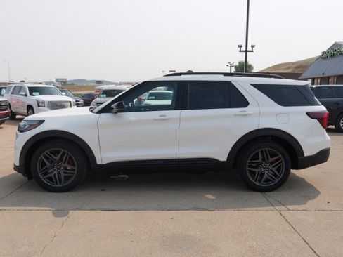 Used 2025 Ford Explorer ST AWD/4WD image 3