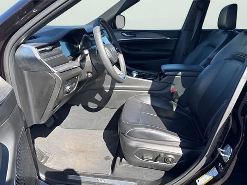 Used 2022 Jeep Grand Cherokee Overland AWD/4WD image 12