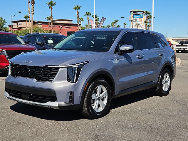 Used 2025 Kia Sorento LX FWD image 2
