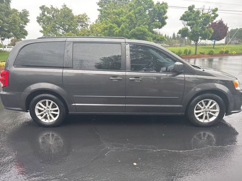Used 2016 Dodge Grand Caravan SXT w/ UConnect Hands-Free Group FWD image 4