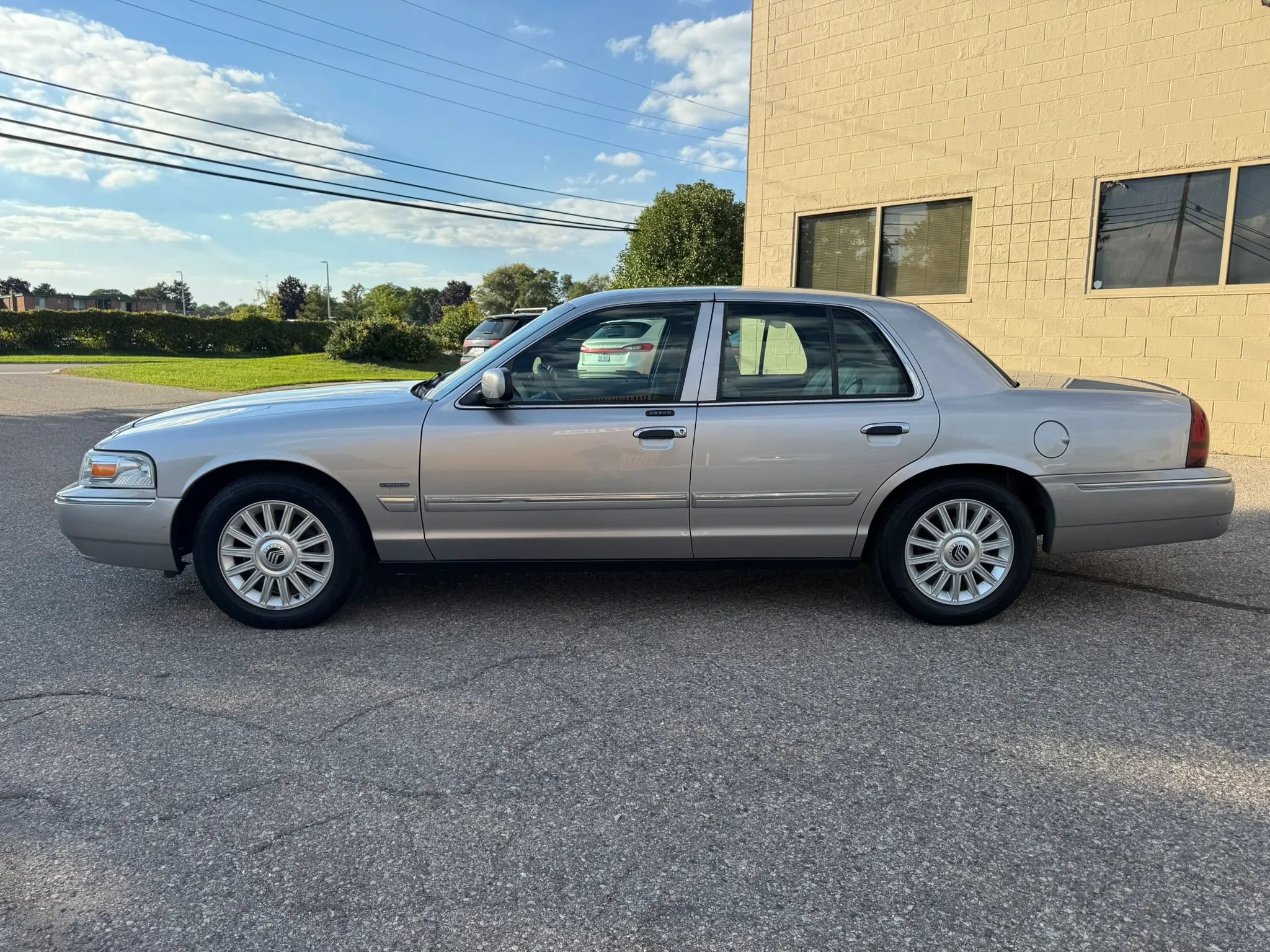 Used 2010 Mercury Grand Marquis LS RWD image 5
