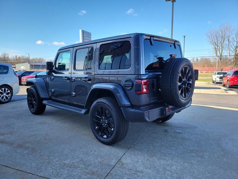 Used 2025 Jeep Wrangler Unlimited Sahara image 3