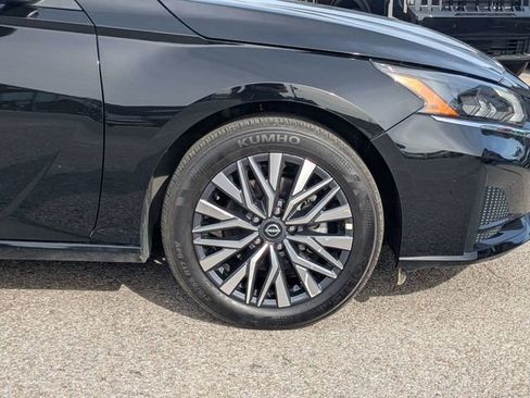 Used 2025 Nissan Altima 2.5 SV FWD image 11