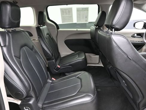 Used 2024 Chrysler Pacifica Touring-L image 9