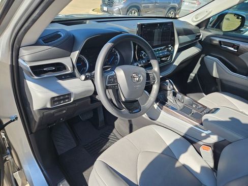 Used 2021 Toyota Highlander Platinum image 17