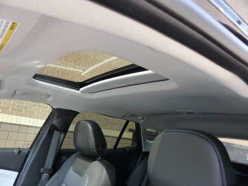 Used 2026 Chevrolet Trax LT w/ Sunroof Package FWD image 32