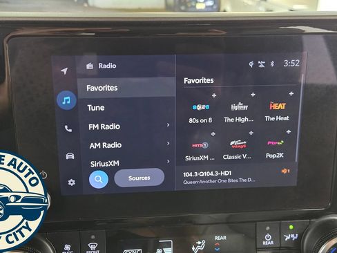 Used 2023 Toyota Highlander XLE AWD/4WD image 15
