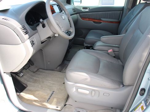Used 2009 Toyota Sienna XLE image 11