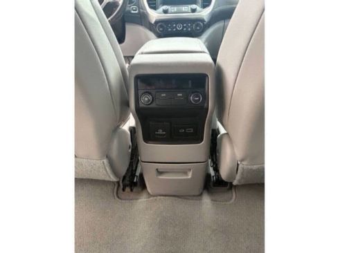 Used 2020 GMC Acadia SLT FWD image 17