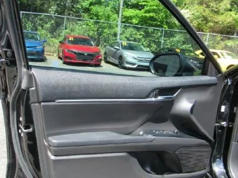Used 2020 Toyota Camry LE image 11