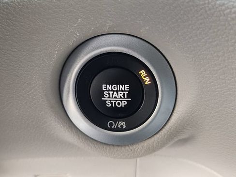 Used 2024 Chrysler Pacifica Touring-L FWD image 19
