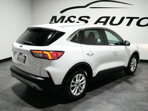 Used 2020 Ford Escape SE image 9