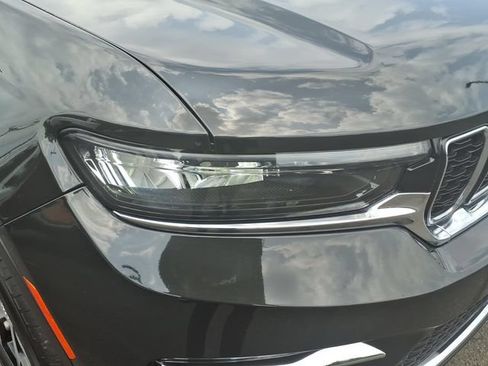Certified 2023 Jeep Grand Cherokee Limited AWD/4WD image 11