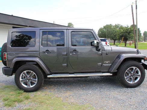 Used 2016 Jeep Wrangler Unlimited Sahara w/ Dual Top Group AWD/4WD image 9