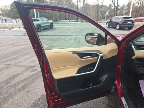 Used 2021 Toyota RAV4 XLE Premium image 32