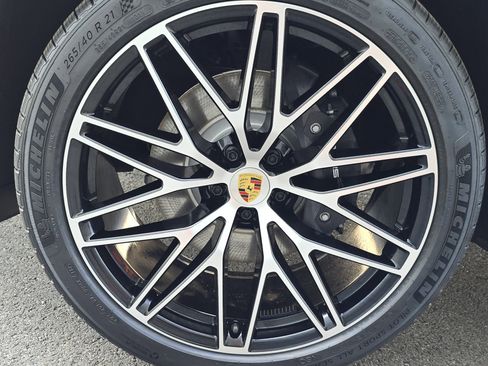 New 2025 Porsche Macan image 12