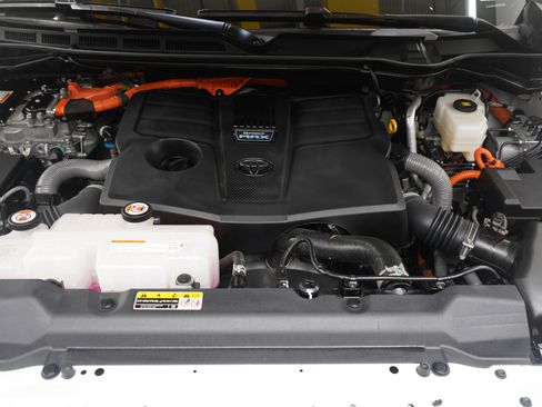 Used 2025 Toyota Tundra Platinum AWD/4WD image 37