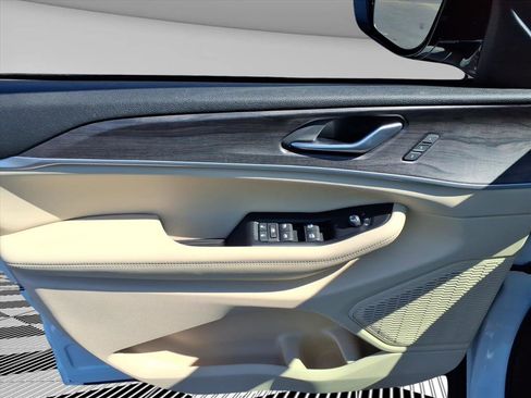 Used 2023 Jeep Grand Cherokee Limited image 20