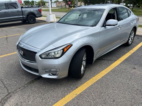 Used 2019 INFINITI Q70 Luxe w/ Proactive Package AWD/4WD image 2