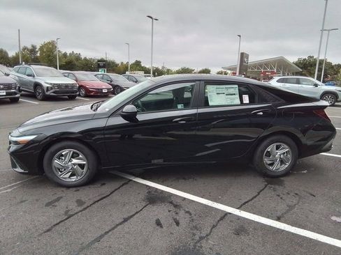 Certified 2025 Hyundai Elantra SE image 4