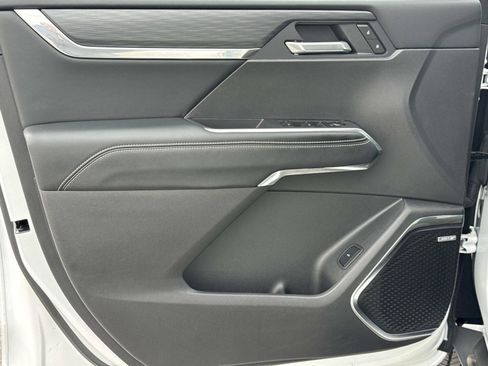 Used 2025 GMC Acadia Elevation image 16