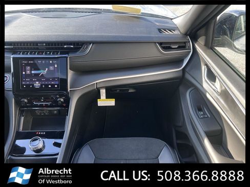 New 2025 Jeep Grand Cherokee Altitude image 17