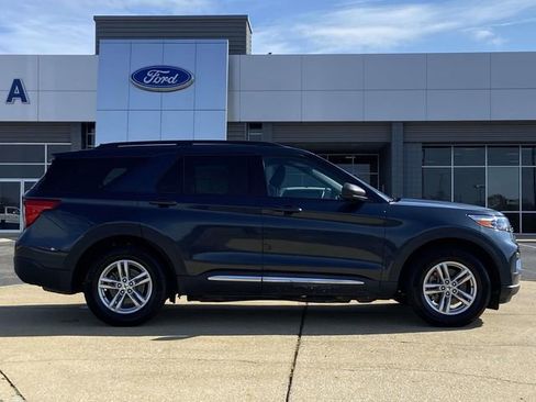 Used 2022 Ford Explorer XLT image 2