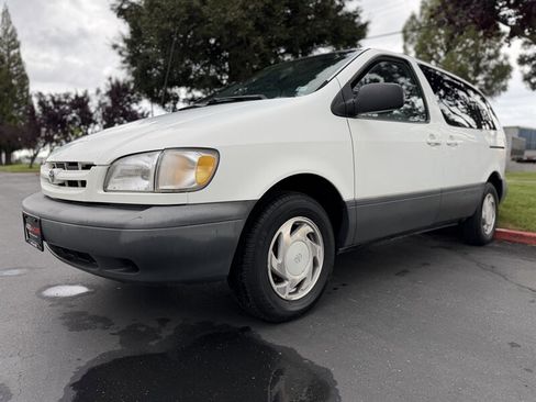 Used 1998 Toyota Sienna LE image 5