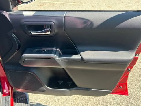 Used 2019 Toyota Tacoma TRD Sport AWD/4WD image 31