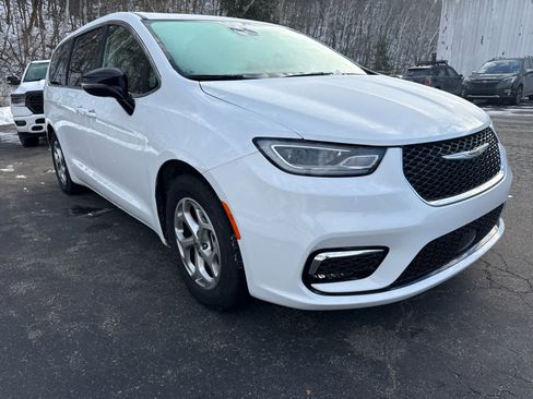 Used 2024 Chrysler Pacifica Limited image 8