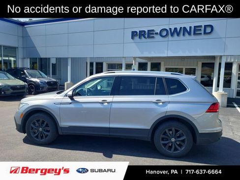 Used 2024 Volkswagen Tiguan SE w/ Panoramic Sunroof Package image 2