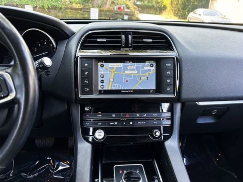 Used 2018 Jaguar F-PACE Prestige image 19