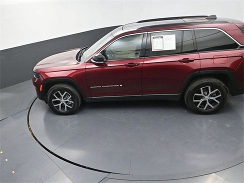 Used 2024 Jeep Grand Cherokee Limited w/ Luxury Tech Group II image 12