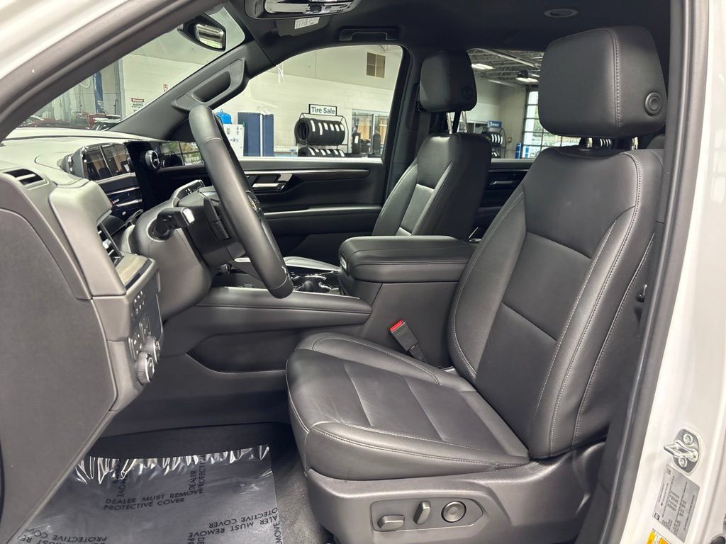 Used 2026 Chevrolet Suburban LT w/ Comfort Package AWD/4WD image 9