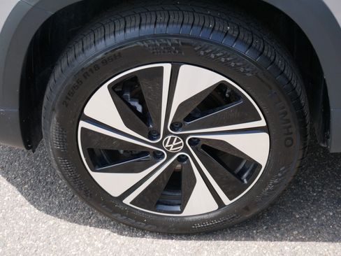 Certified 2025 Volkswagen Taos SE w/ Panoramic Sunroof Package AWD/4WD image 15