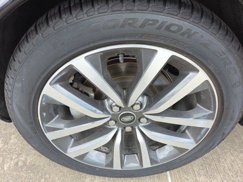Used 2023 Land Rover Discovery HSE R-Dynamic AWD/4WD image 13