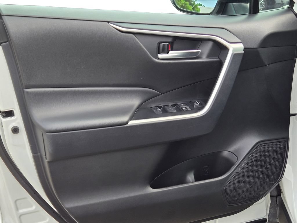 Used 2025 Toyota RAV4 XLE AWD/4WD image 14