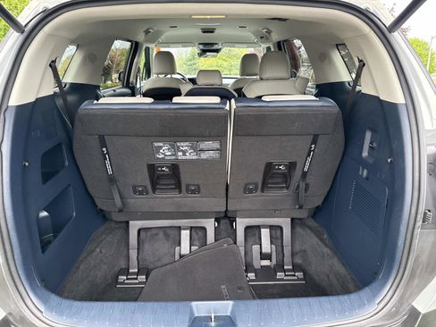 Used 2025 Kia Carnival EX FWD image 6