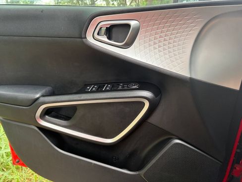 Used 2025 Kia Soul LX w/ LX Technology Package FWD image 18