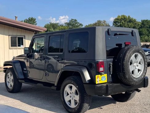 Used 2007 Jeep Wrangler Unlimited Sahara w/ Dual Top Group AWD/4WD image 13