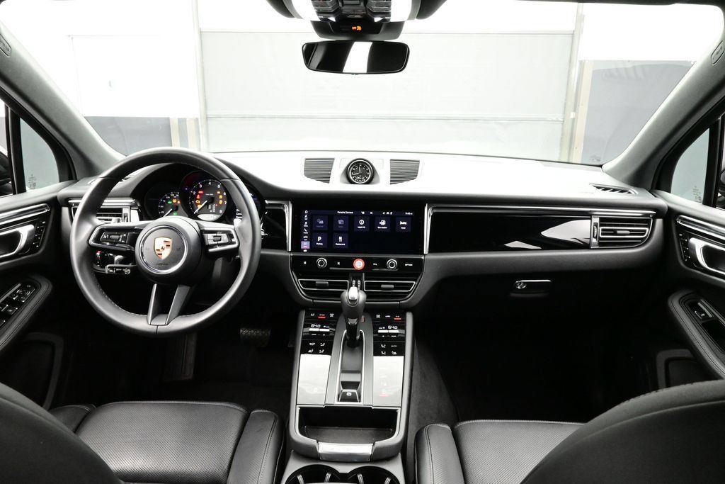 Certified 2025 Porsche Macan AWD/4WD image 20