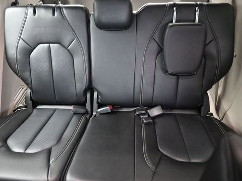 Used 2023 Chrysler Pacifica Touring-L image 14