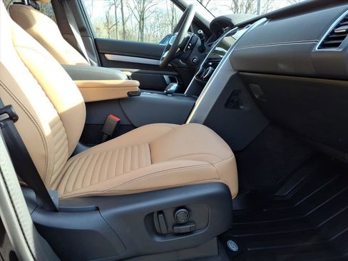 Certified 2024 Land Rover Discovery Dynamic SE image 3